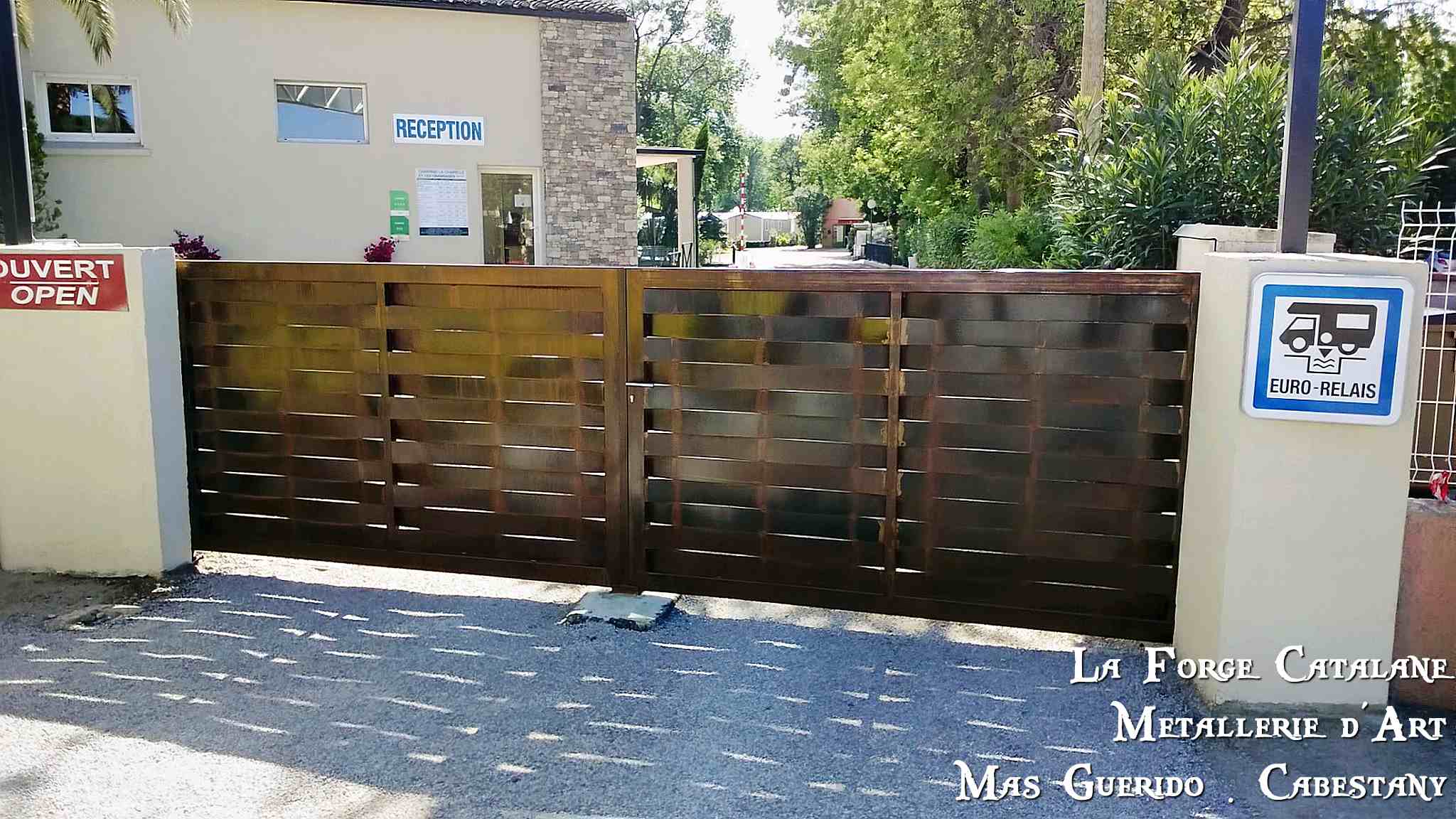 Portail tole effet lames tresses vannerie rouille  forge catalane.jpg